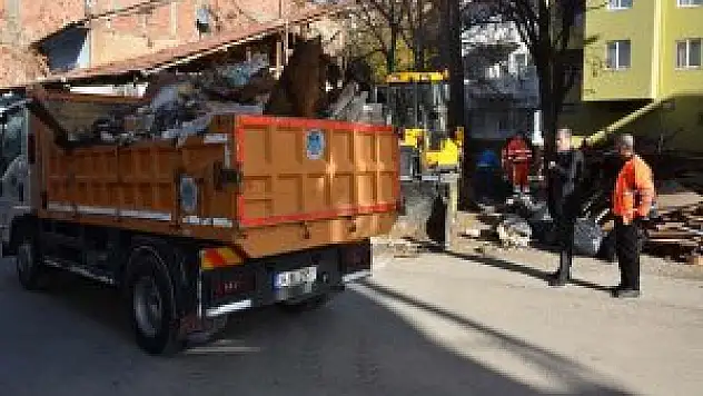 Malatya'da bir evin bahçesinden 4 kamyon çöp çıkarıldı
