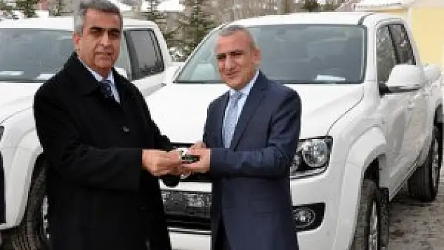 Hakkari'de kurumlara araç