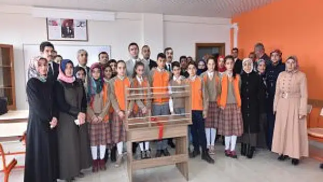 Ahlat'ta 150 öğrenciye çalışma masası