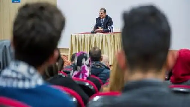 Vali Taşyapan öğrencilerle bir arada