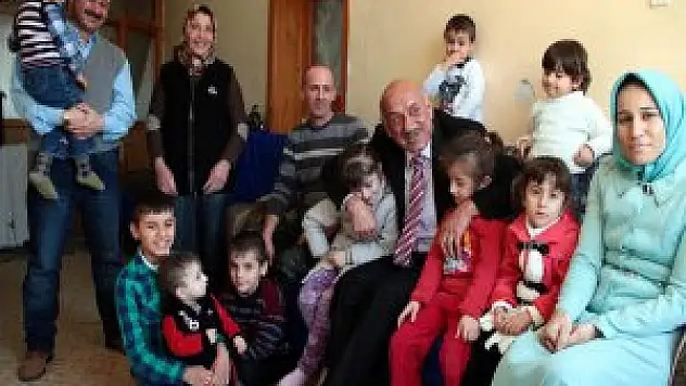 Türkmen iki aileye belediye başkanı yardım etti
