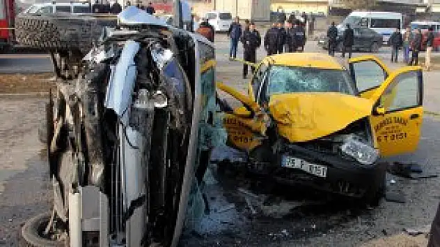 Iğdır'da taksiyle minibüs çarpıştı: 8 yaralı