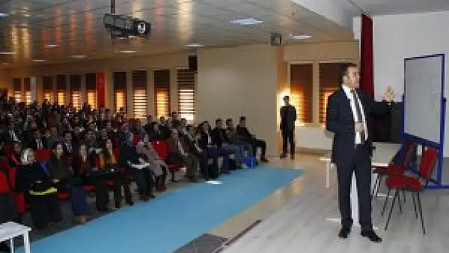 Erciş'te aday öğretmenlere seminer düzenlendi