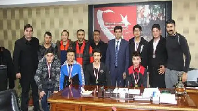 Erciş'te öğrencilerin güreş başarısı