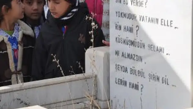 Kağızman'da şair Hıfzı mezarı başında