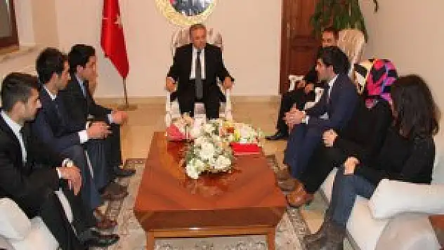 Üniversitelilerden ali Kahraman'a Plaket veldi