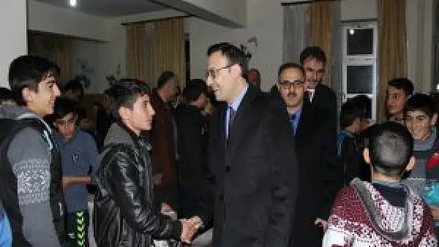 Kaymakam Aksoy Öğrencilerle bir arada