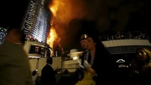 Dubai'de 63 katlı otelde yangın