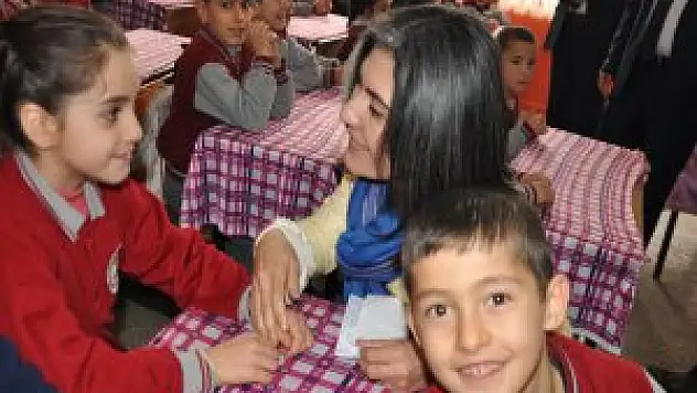 Yazar Bayar Öğrencilerle bir arada