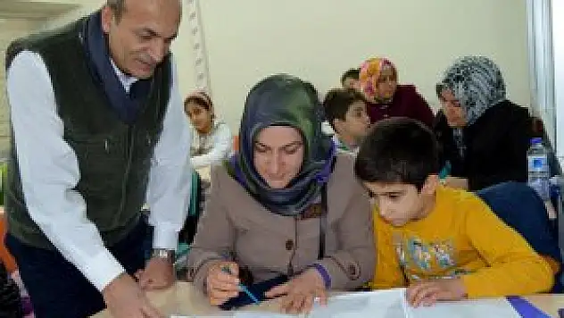 Malatya'da Anneler Çocuklarıyla ders Öğreniyor
