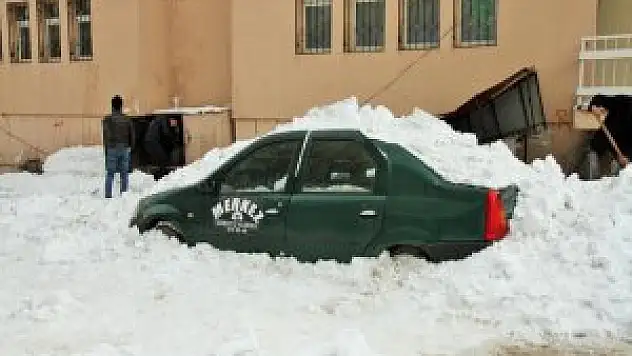 Muş'da Üzerine Kar Kütlesi Düşen Araç pert oldu