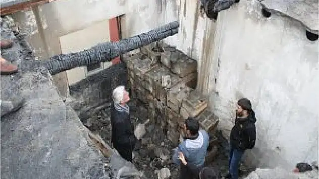 Hakkari'de Valilik Evi Yanan Aileye yardım eli uzatı