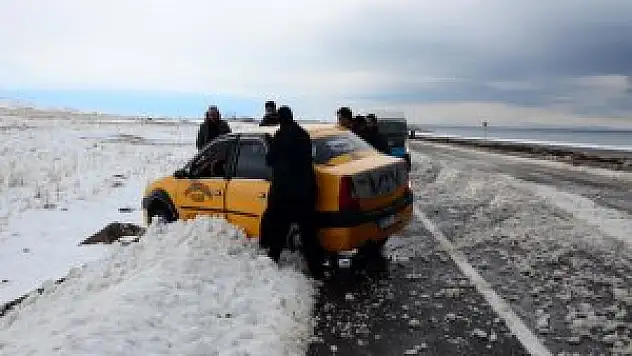 Bitlis'de kar yağışı trafik kazalarına neden oldu