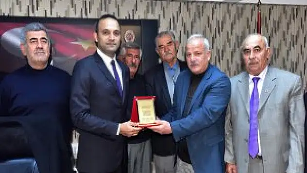 Bitlis Muhtarlardan teşekkür plaketi