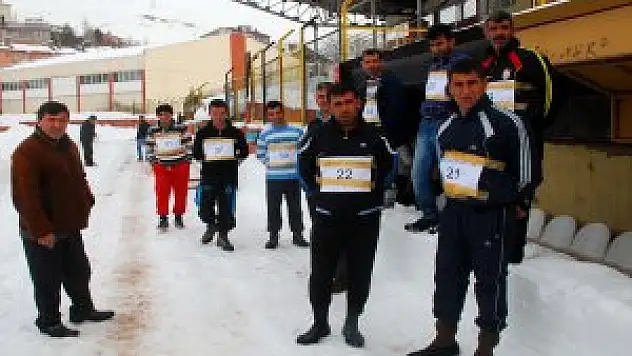 Bitlis'te Karla kaplı sahada spor