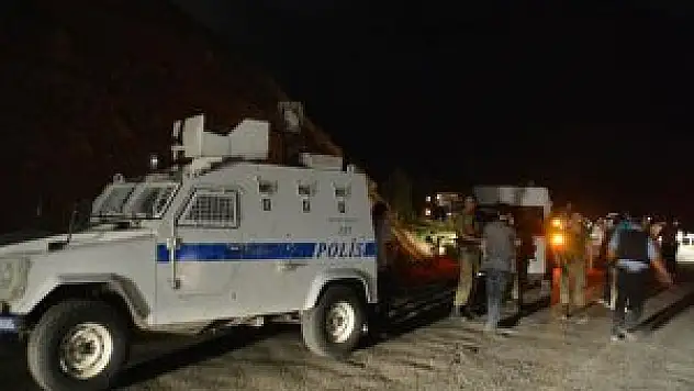 Son Dakika Van'da Zırhlı Aracın Geçişi Sırasında Patlama