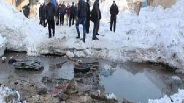 Yüksekova'da polise bombalı saldırı: 2 polis yaralı