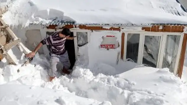 Van'da Kar esareti yüzünden eve pencereden giriyorlar