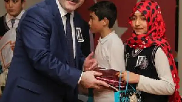 Başkan Özgökçe'den Çocuklara Karne Hediyesi