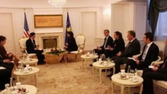Kosova'daki siyasi krizi çözmek için Priştine'ye gidiyor