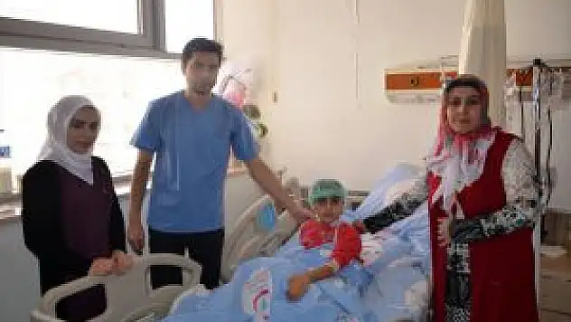 Bitlis'te Başına Buz Sarkıtı Düşen Çocuk Ölümden Döndü