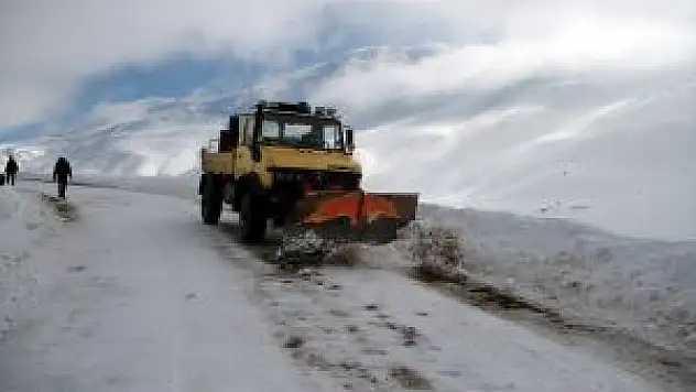 Elazığ'da 21 köy yolunu açma çalışmalarını sürüyor