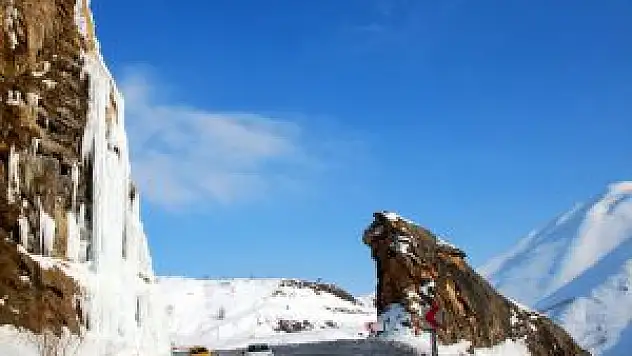 Bitlis'teki 'Deliklitaş' Buz Sarkıtlarıyla Kaplandı