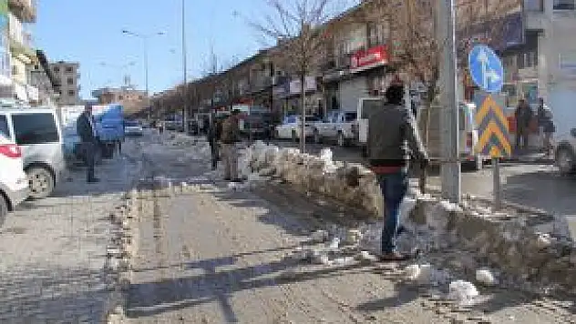 Şemdinli'de Yollar Buzdan Temizlendi