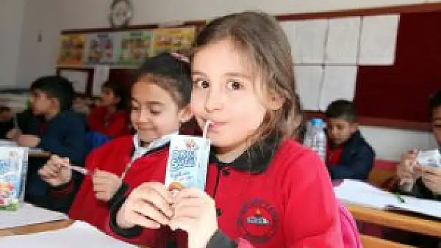 Darende'de Öğrencilere Süt Dağıtıldı