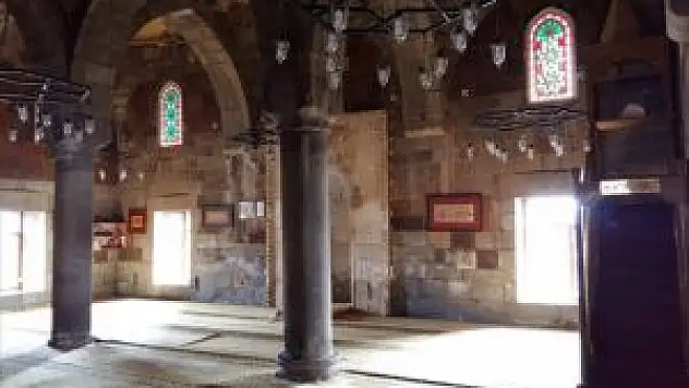 Tarihi Caminin Taşını Çalan Şahıs Yakalandı