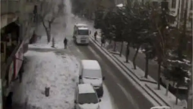Tatvan'da Kar Kütlesinin Düşme Anı Kameraya Yansıdı