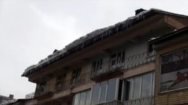 Tatvan'da Çatılardaki Buz Sarkıtları Tehlike Saçıyor