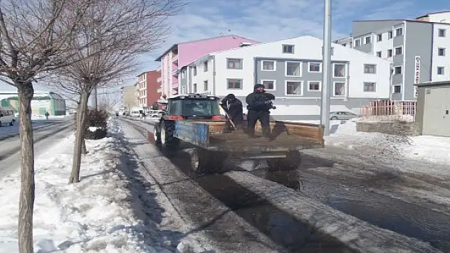 Taşlıçay'da Buzlanan Yollara Tuzlama Ve Temizlik Çalışması Yapıldı