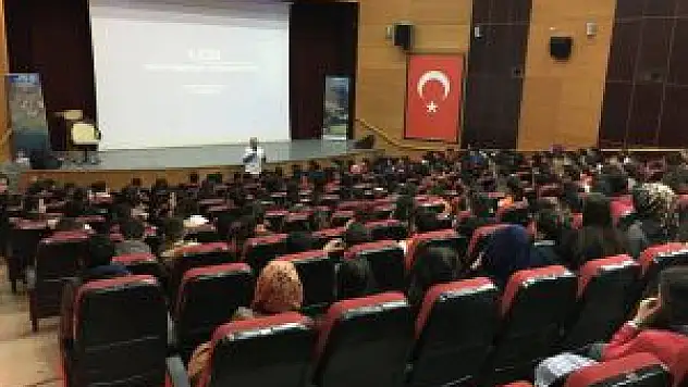 Hakkari'de Kişisel Gelişim Semineri Düzenlendi