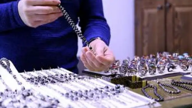 Erzurum'da Oltu Taşı Sevgililer İçin Şekillendirildi