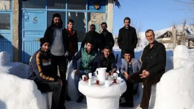 Bingöl'de İş Yerinin Önüne Kardan Masa Ve Koltuk Yaptı