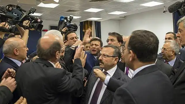 CHP'li Mehmet Bekaroğlu ile AK Partili Hamza Dağ arasında tartışma