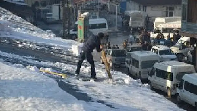 Yüksekova'da Buz Sarkıtları Temizlendi