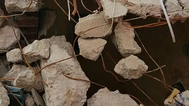 Sur'da askerlerin olduğu bina çöktü