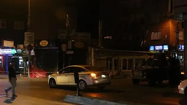 Beyoğlu'nda bomba süsü verilmiş afiş fünyeyle patlatıldı