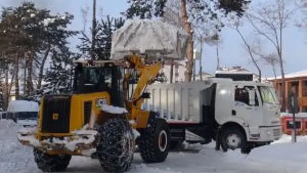 Tatvan'da Toplanan Kar İlçe Dışına Taşındı
