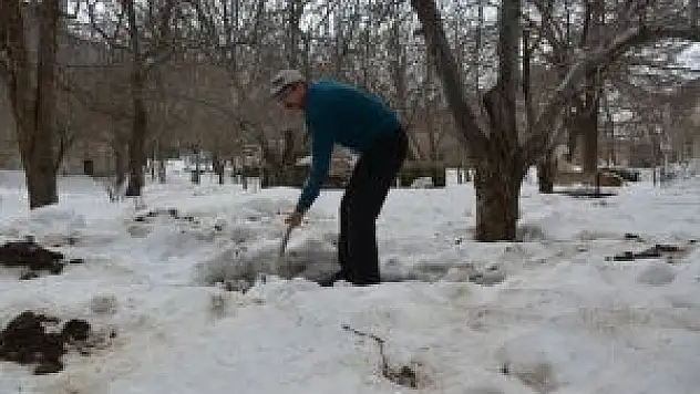 Bitlis'te Kar Altındaki Kışlık Yiyecekler Çıkarılıyor