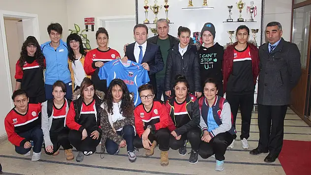 Bayan Futbol Takımından İl Müdürü Alp'e Ziyaret
