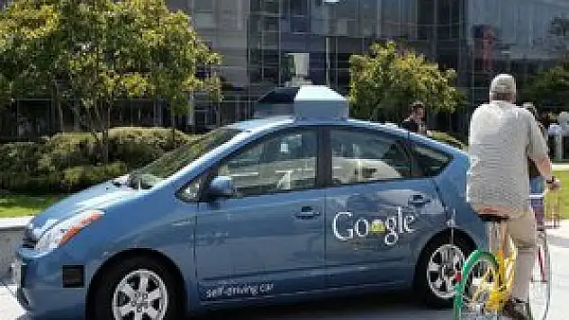 Google'ın arabası ilk kazasını yaptı