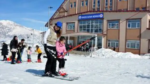 Tunceli'de Anaokulu Öğrencilerinin Kayak Keyfi