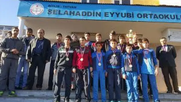 Tatvan'daki Öğrencilerin Voleybol Başarısı