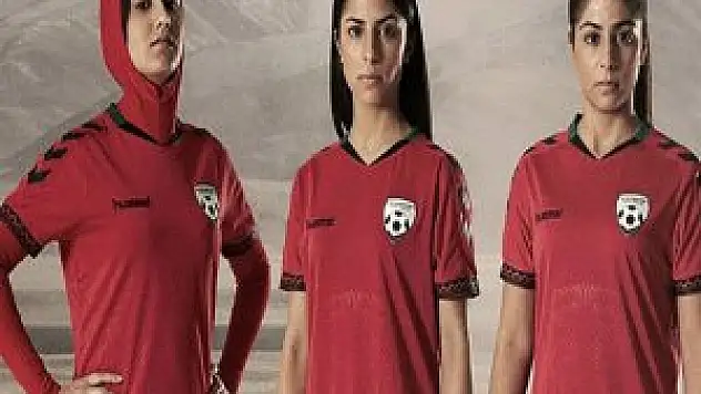 dünyadaki ilk başörtülü forma