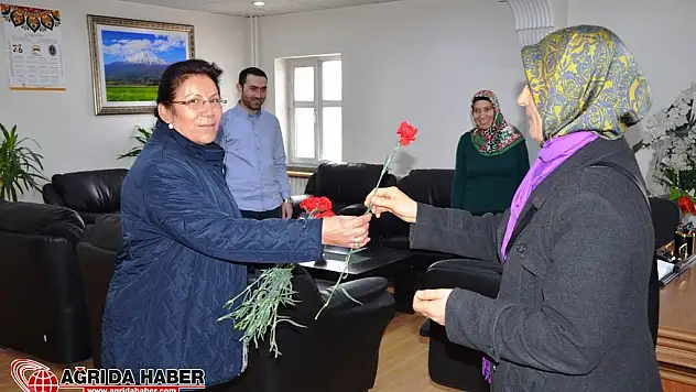 Ağrı Belediyesi Eşbaşkanı Mukaddes Kubilay Kadınlara Karanfil Dağıttı