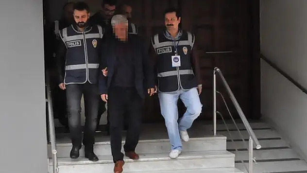 İzmir'de 'paralel' operasyonu: Rektör Mehmet Ateş gözaltında