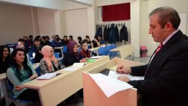 Kars Kaymakamı Karaman Yüksekokulda Ders Vermeye Başladı